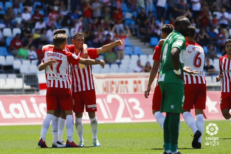 Los jugadores del Almería celebran un gol ante el Elche / LFP